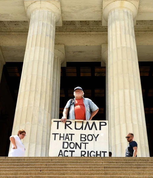 Washington, Dc - 01 Haziran 2018: Gale Mccray, kendisine yaşlı adam ile bir işareti diyen bir 75 yaşındaki emekli Fort Worth, Tx üzerinden. Gale bir işaret 