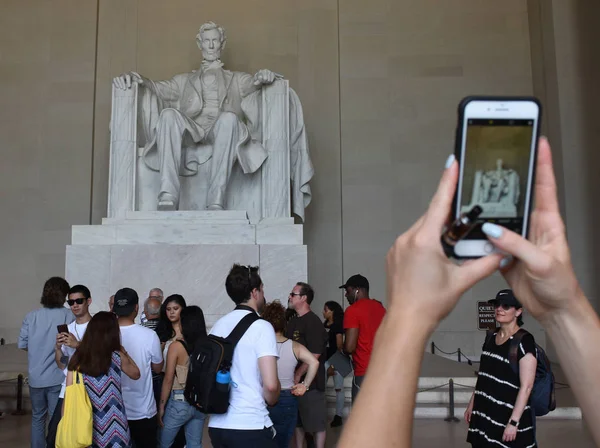 Washington Červen 2018 Turisté Foto Poblíž Sochy Abrahama Lincolna Lincoln — Stock fotografie