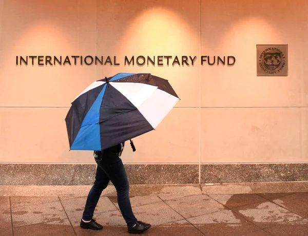 华盛顿特区 2018年6月04日 国际货币基金组织 Imf 总部2大楼 Hq2 附近有一把雨伞的行人 — 图库照片
