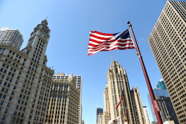 Amerikan bayrağı sallayarak Chicago, ABD şehir merkezinde