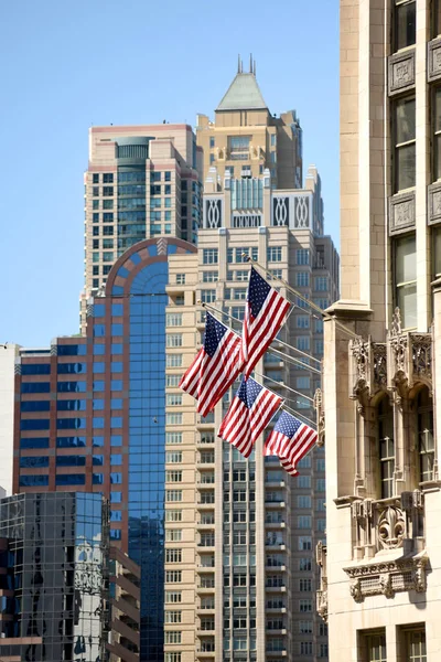 シカゴのダウンタウンにある建物の米国旗 — ストック写真