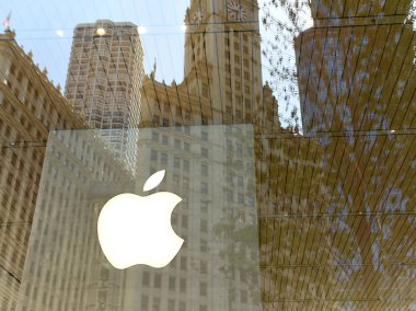 Chicago, Amerika Birleşik Devletleri - 06 Haziran 2018: Apple logosu Apple Store Michigan Avenue Chicago, Illinois.