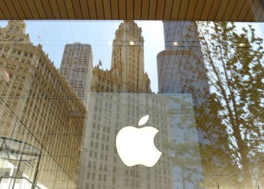 Chicago, Amerika Birleşik Devletleri - 06 Haziran 2018: Apple logosu Apple Store Michigan Avenue Chicago, Illinois.