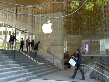 Michigan Bulvarı Chicago, Illinois'Apple mağazası yakın kişi.