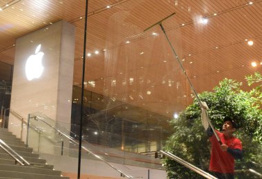 İşçi yıkama windows gece Chicago Michigan bulvarındaki Apple Store.