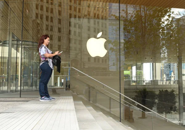 Жінка біля Apple store на Мічиган-авеню в Чикаго, Іллінойс. — стокове фото