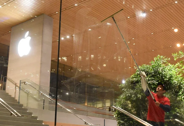 Janelas de lavagem de trabalhadores na loja da Apple na Michigan Avenue em Chicago à noite . — Fotografia de Stock