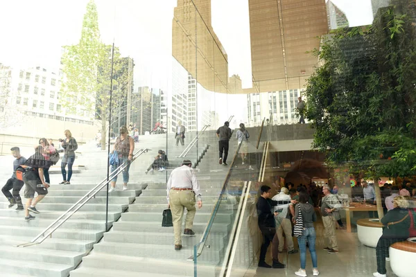 Pessoas na loja Apple na Michigan Avenue em Chicago, Illinois . — Fotografia de Stock