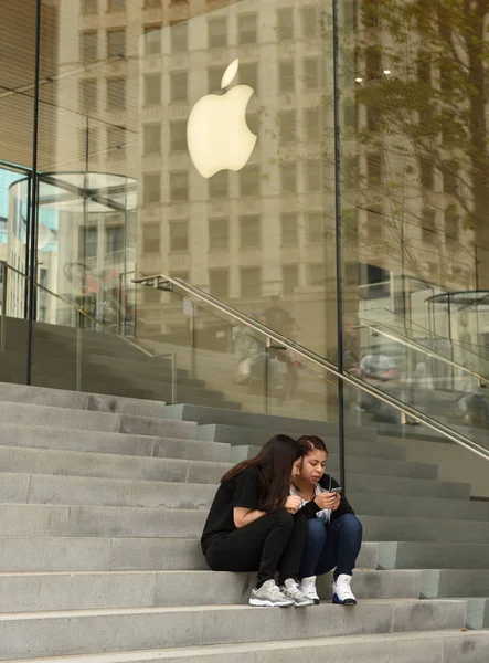 Michigan Bulvarı Chicago, Illinois'Apple mağazası yakın kişi. — Stok fotoğraf