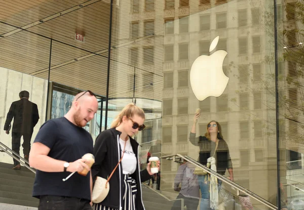 Gente cerca de la tienda Apple en Michigan Avenue en Chicago, Illinois . — Foto de Stock