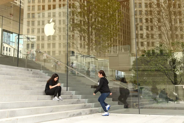 Chicago Eua Junho 2018 Pessoas Perto Loja Apple Michigan Avenue — Fotografia de Stock