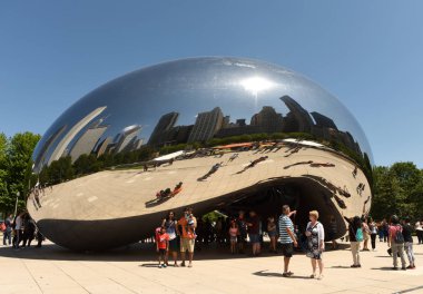 Chicago, Amerika Birleşik Devletleri - 04 Haziran 2018: İnsanlar Cloud Gate, kamusal alanlardaki eserlerinden tarafından zeynep Kapoor Millenium Park yakınındaki. Gate, olarak da bilinen fasulye bir Chicago'nın en ünlü turistik mekanlarına bulut.
