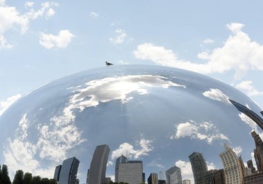 Chicago, Amerika Birleşik Devletleri - 05 Haziran 2018: Yansıma bulut kapısı olarak da bilinen fasulye Millennium Parkı Chicago, Illinois.