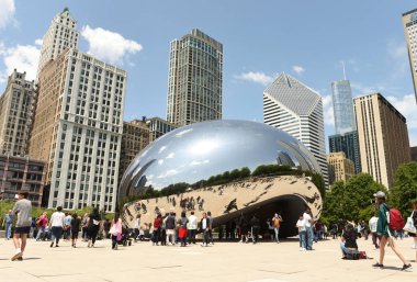 Chicago, Amerika Birleşik Devletleri - 05 Haziran 2018: İnsanlar Cloud Gate, kamusal alanlardaki eserlerinden tarafından zeynep Kapoor Millenium Park yakınındaki. Gate, olarak da bilinen fasulye bir Chicago'nın en ünlü turistik mekanlarına bulut.