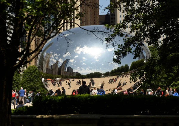 芝加哥 2018年6月05日 在云门附近的人 一个公共雕塑由阿尼什卡普尔在千禧公园 也称为豆芝加哥最著名的景点之一 — 图库照片