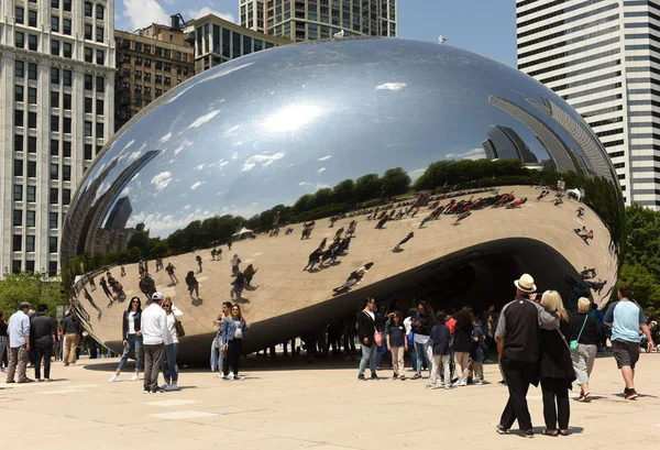 Chicago Usa Června 2018 Lidé Poblíž Cloud Gate Veřejná Plastika — Stock fotografie