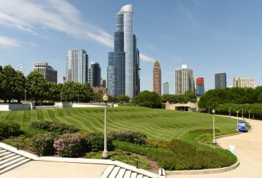 Adam, alan Museum Park ve Chicago gökdelenler, büyük Ivy çim.