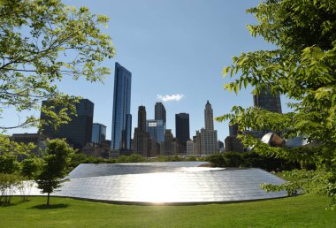 BP yaya köprüsü ve Chicago gökdelenler.