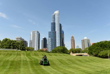 Büyük Ivy çim alan Museum Park arka plan, Chicago gökdelenler ile çim biçme alt.