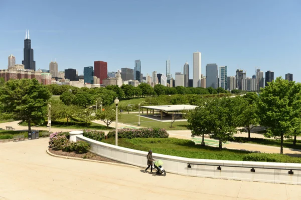 フィールド博物館公園 シカゴの高層ビルで 背景があるの偉大なアイビー芝生でベビーカーを持つシカゴ アメリカ合衆国 2018 — ストック写真