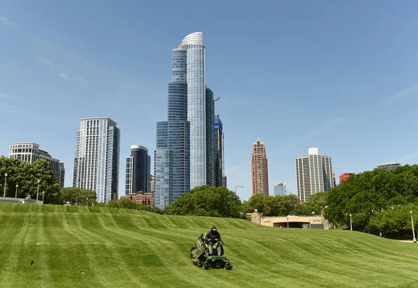 Büyük Ivy çim alan Museum Park, Chicago gökdelenler adam, çim biçme alt. — Stok fotoğraf