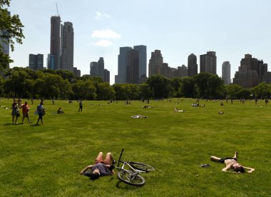 New York, Amerika Birleşik Devletleri - 25 Mayıs 2018: İnsanlar New York'taki Central Park'ta.