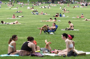 New York, ABD - 26 Mayıs 2018: İnsanlar New York'taki Central Park'ta çayır üzerinde sakin ol.