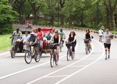 New York, ABD - 26 Mayıs 2018: insanlar New York'ta Central Park'taki bisiklet sürme.