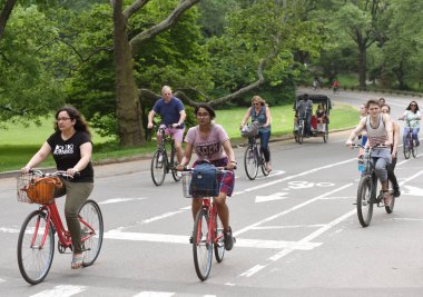 New York, ABD - 26 Mayıs 2018: insanlar New York'ta Central Park'taki bisiklet sürme.