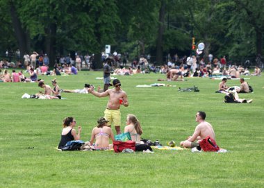 New York, ABD - 26 Mayıs 2018: İnsanlar New York'taki Central Park'ta çayır üzerinde sakin ol.