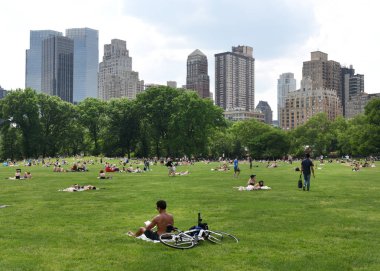 New York, ABD - 26 Mayıs 2018: İnsanlar New York'taki Central Park'ta çayır üzerinde sakin ol.
