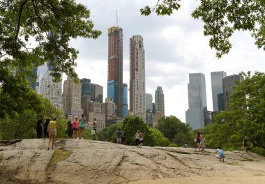 New York, ABD - 26 Mayıs 2018: Central Park ve gökdelenler arka plan, Manhattan'ın insanlarda.