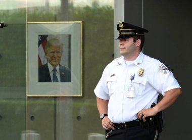 New York, ABD - 26 Mayıs 2018: Bekçi ve New York'ta Birleşmiş Milletler ABD misyonuna Donald Trump portresi.