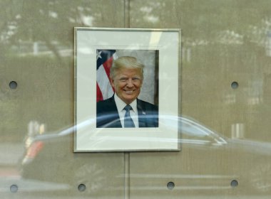 New York, ABD - 26 Mayıs 2018: New York'ta Birleşmiş Milletler ABD misyonuna Donald Trump portresi.