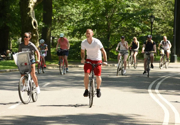 Νέα Υόρκη Ηπα Μαΐου 2018 Άνθρωποι Ιππασία Ποδήλατα Στο Central — Φωτογραφία Αρχείου