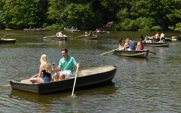 New York, Amerika Birleşik Devletleri - 25 Mayıs 2018: İnsanlar Central Park, New York gölde tekne yelken.