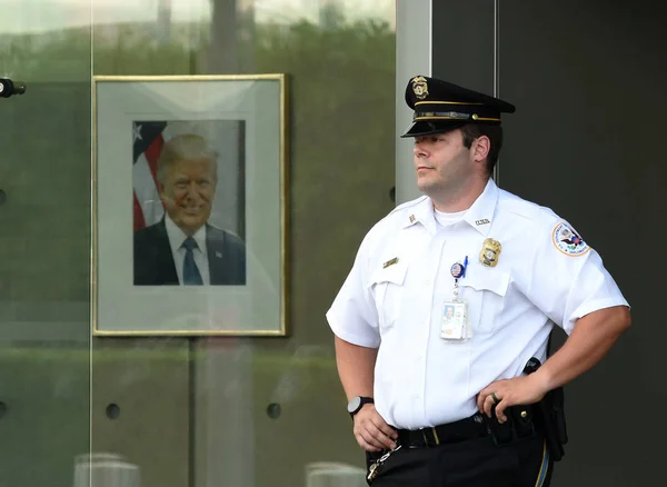 New York Usa Maj 2018 Guard Och Porträtt Donald Trump — Stockfoto