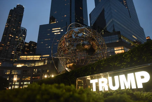 Нью Йорк Сша Травня 2018 Металевий Глобус Скульптура Поблизу Трамп — стокове фото