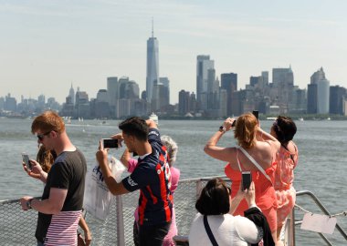 New York, ABD - 09 Haziran 2018: Özgürlük heykeli, feribot ve binaların arka, daha düşük Manhattan'ın finans merkezi yolcu.