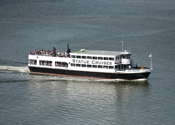 New York Usa June 2018 Ferry Statue Cruises Goes Statue — Stock Photo, Image