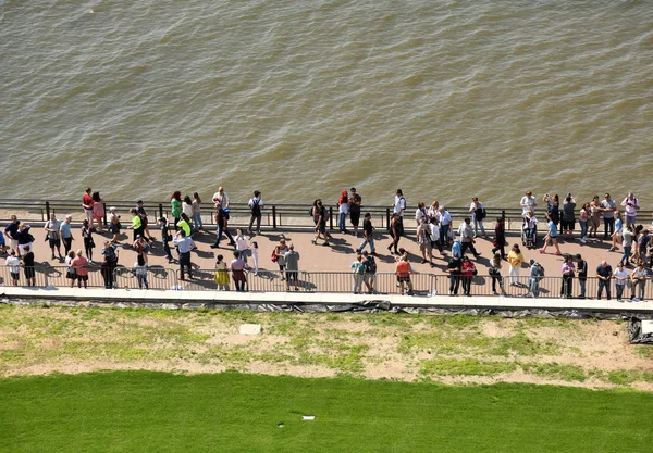 Nova Iorque Eua Junho 2018 Multidão Pessoas Perto Estátua Liberdade — Fotografia de Stock