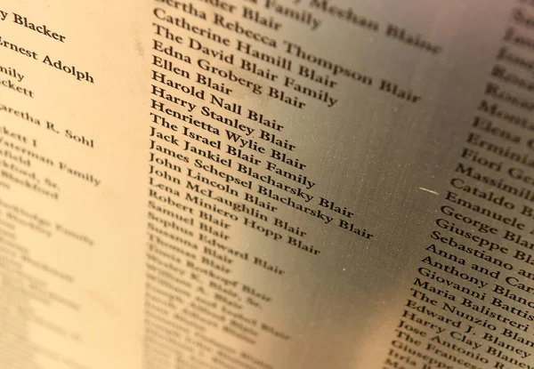 2018年6月09日 美国移民荣誉墙的名称列表位于埃利斯岛国家博物馆 — 图库照片