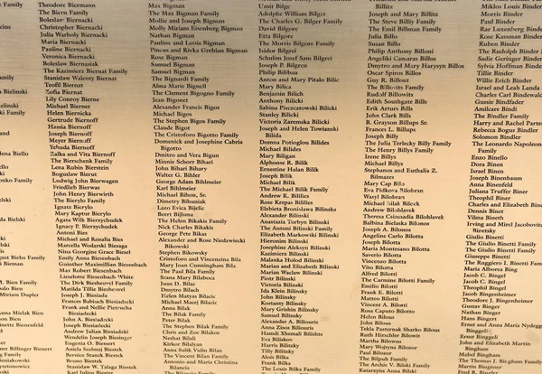 New York, ABD - 09 Haziran 2018: Amerikan göçmen duvar onur listesinde adı, Ellis Adası Ulusal Müzesi'nde yer almaktadır.