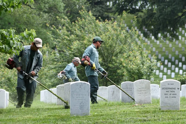 Ουάσιγκτον Ιουνίου 2018 Εργαζόμενοι Κόψει Ένα Χόρτο Στο Εθνικό Νεκροταφείο — Φωτογραφία Αρχείου