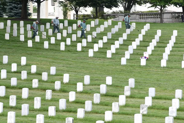 Washington Junio 2018 Trabajadores Cortan Césped Cementerio Nacional Arlington — Foto de Stock