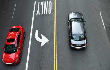 New York, ABD - 26 Mayıs 2018: Top New York'ta Manhattan'ın yolda araba ile sokak görünümü