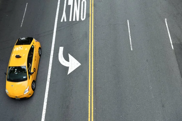 Nueva York Mayo 2018 Vista Superior Taxi Amarillo Calle Manhattan — Foto de Stock