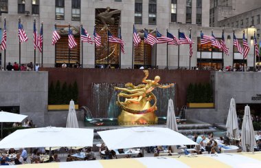 New York, Amerika Birleşik Devletleri - 25 Mayıs 2018: Prometheus heykel ve café'de New York Rockefeller Centenear alt meydanda insanlarda