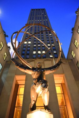 New York, Amerika Birleşik Devletleri - 25 Mayıs 2018: Heykel Atlas of New York'ta Rockefeller Merkezi önünde