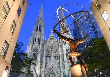 New York, Amerika Birleşik Devletleri - 25 Mayıs 2018: Rockefeller Center standları St Patrick's Cathedral karşısında Atlas heykeli.